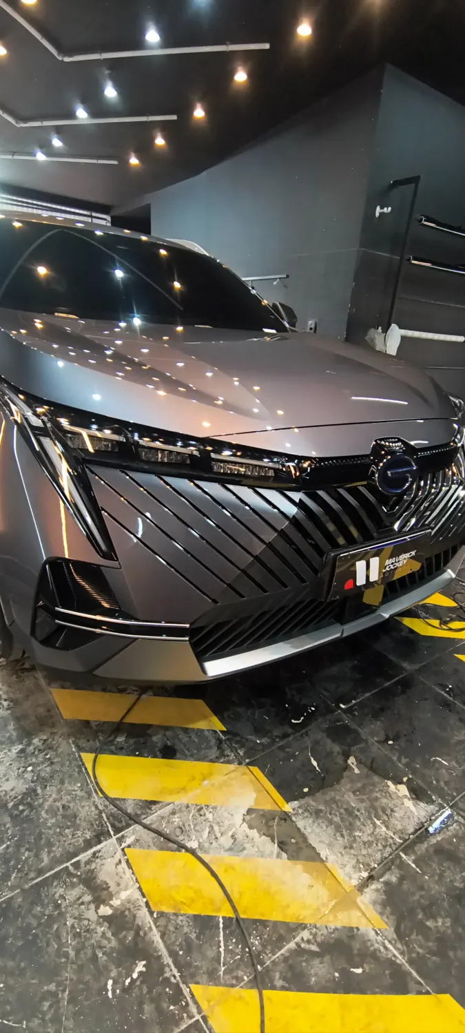 Detalhe de pintura azul e rodas após acabamento automotivo
