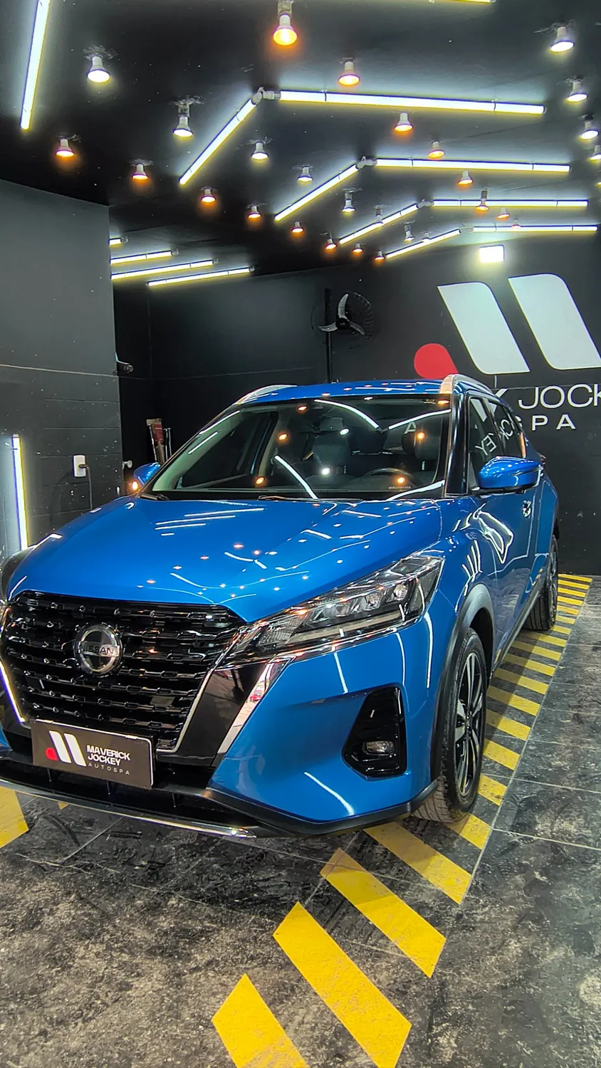 Nissan azul com acabamento externo brilhante