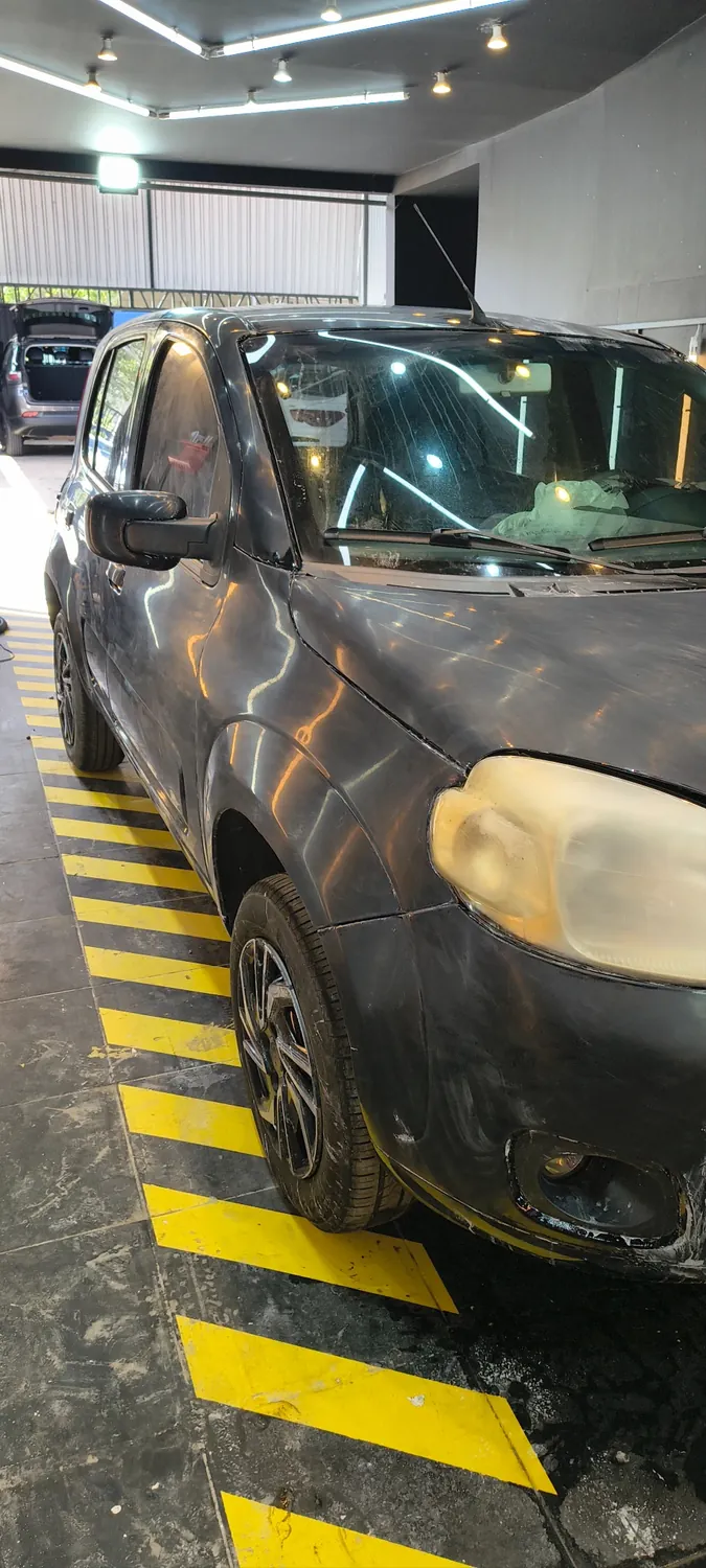 Antes do polimento técnico em veículo preto dentro da Maverick Jockey AutoSpa