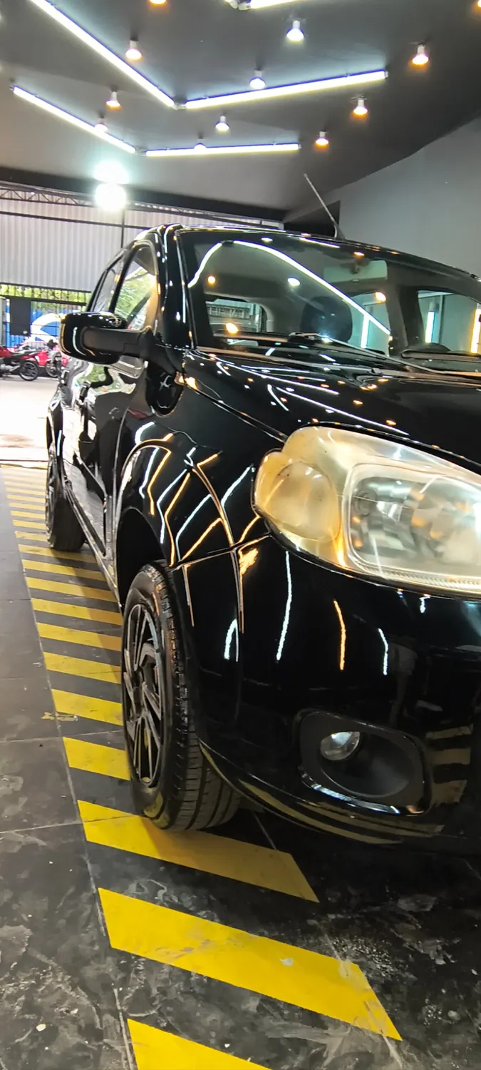 Depois do polimento técnico em veículo preto com brilho restaurado na Maverick Jockey AutoSpa
